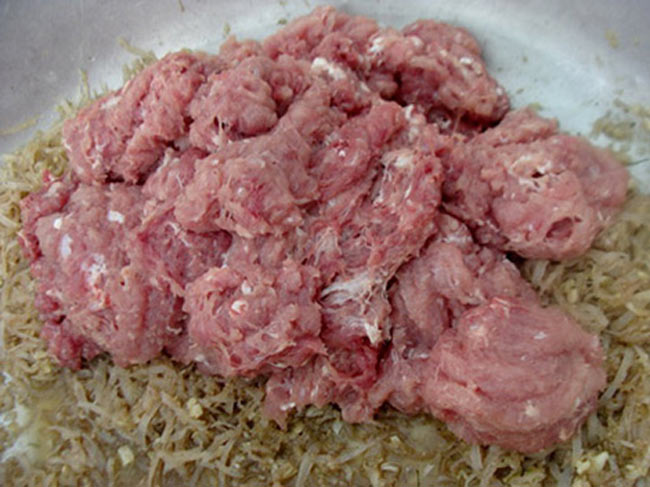 Nem thịt lợn sống là đặc sản của một ngôi làng ở tỉnh Thái Bình. Đây là một món mà không phải người Việt Nam nào cũng có dũng khí để nếm thử.
